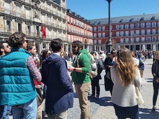 Enrique leading a group of tourists in Madrid
