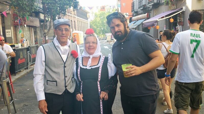 Travel guide Enrique with two tourists